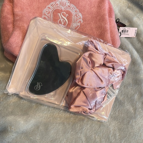 Victoria’s Secret Mini Spa Kit and Bag - Picture 3 of 4